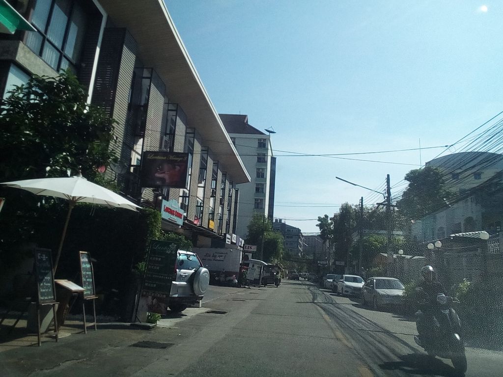 ภาพถนนตรงที่ House of Paella Thailand ตั้งอยู่ ถ่ายโดย kyoko พ.ศ. 2561 (2018) · A street-level view of where House of Paella Thailand stands, by kyoko in 2561 (2018)