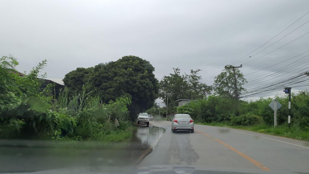 ภาพถนนตรงที่ อู่ช่างลื่น ตั้งอยู่ ถ่ายโดย jrcarlsen พ.ศ. 2564 (2021) · A street-level view of where อู่ช่างลื่น · Uchangluen stands, by jrcarlsen in 2564 (2021)