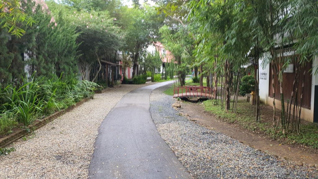 ภาพถนนตรงที่ สมศรีหนังควายจี่ ตั้งอยู่ ถ่ายโดย jrcarlsen พ.ศ. 2565 (2022) · A street-level view of where สมศรีหนังควายจี่ · Somsi Nangkhwaichi stands, by jrcarlsen in 2565 (2022)