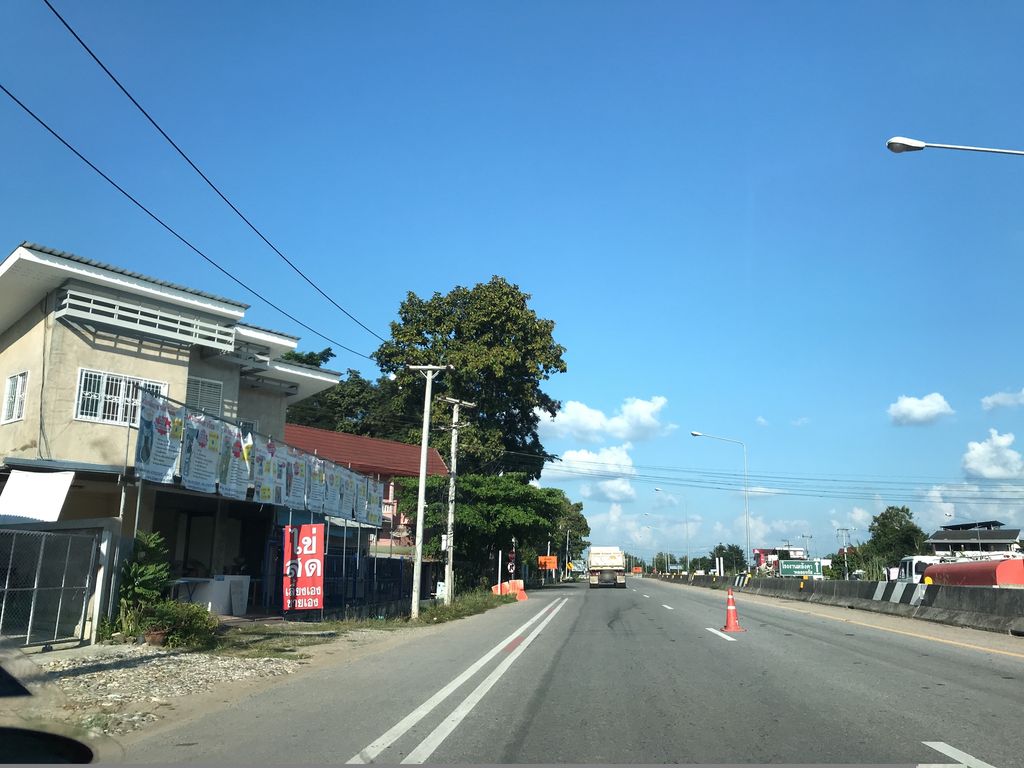 ภาพถนนตรงที่ ON FLEEK Café ตั้งอยู่ ถ่ายโดย prasert พ.ศ. 2561 (2018) · A street-level view of where ON FLEEK Café stands, by prasert in 2561 (2018)
