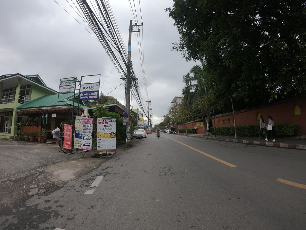 ภาพถนนตรงที่ SansoenYoga ตั้งอยู่ ถ่ายโดย chanuwath_grab พ.ศ. 2562 (2019) · A street-level view of where SansoenYoga stands, by chanuwath_grab in 2562 (2019)