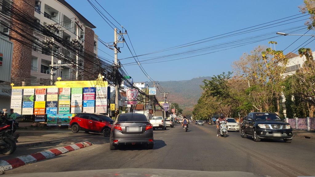 ภาพถนนตรงที่ ดี หมูทอด อาหารพื้นเมือง ตั้งอยู่ ถ่ายโดย jrcarlsen พ.ศ. 2566 (2023) · A street-level view of where ดี หมูทอด อาหารพื้นเมือง · Di Mutot Ahan Phuenmueang stands, by jrcarlsen in 2566 (2023)