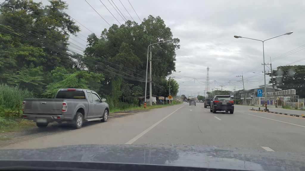 ภาพถนนตรงที่ Sha Bear ตั้งอยู่ ถ่ายโดย jrcarlsen พ.ศ. 2564 (2021) · A street-level view of where Sha Bear stands, by jrcarlsen in 2564 (2021)