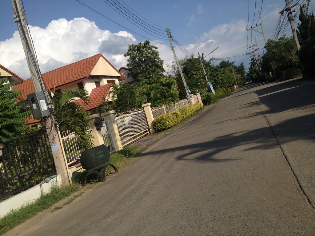 ภาพถนนตรงที่ Soft Resort Kadfarang ตั้งอยู่ ถ่ายโดย jimwatana พ.ศ. 2558 (2015) · A street-level view of where Soft Resort Kadfarang stands, by jimwatana in 2558 (2015)