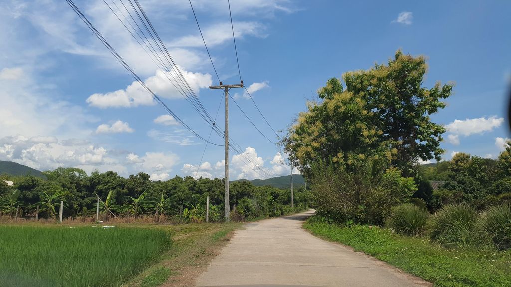 ภาพถนนตรงที่ ฟาร์มกบน้ำฝนเชียงใหม่ ตั้งอยู่ ถ่ายโดย jrcarlsen พ.ศ. 2564 (2021) · A street-level view of where ฟาร์มกบน้ำฝนเชียงใหม่ · Farm Kop Nam Fon Chiang Mai stands, by jrcarlsen in 2564 (2021)