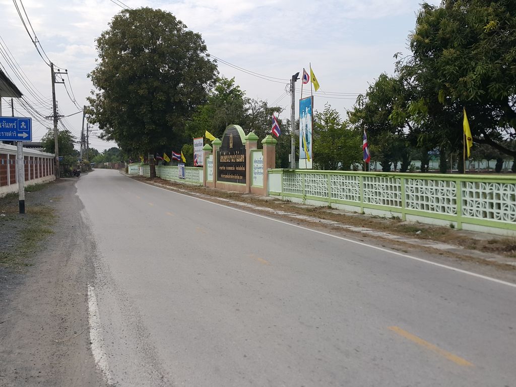 ภาพถนนตรงที่ วัดไพรสนฑ์สว่าง ตั้งอยู่ ถ่ายโดย jrcarlsen พ.ศ. 2558 (2015) · A street-level view of where วัดไพรสนฑ์สว่าง · Wat Phrai Son Sawang stands, by jrcarlsen in 2558 (2015)
