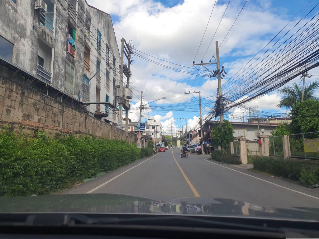 ภาพถนนตรงที่ แม่โจ้กะเพราถาด ตั้งอยู่ ถ่ายโดย jrcarlsen พ.ศ. 2566 (2023) · A street-level view of where แม่โจ้กะเพราถาด · Mae Jo Kaphraothat stands, by jrcarlsen in 2566 (2023)