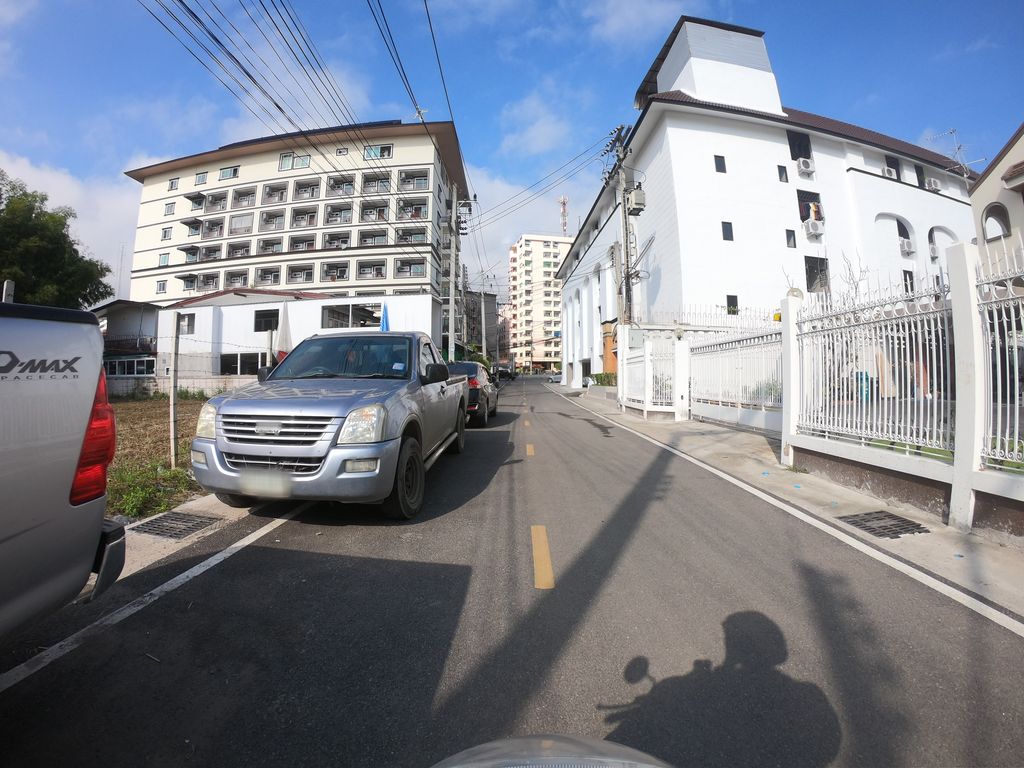 ภาพถนนตรงที่ Savour Art On A Plate ตั้งอยู่ ถ่ายโดย chanuwath_grab พ.ศ. 2562 (2019) · A street-level view of where Savour Art On A Plate stands, by chanuwath_grab in 2562 (2019)