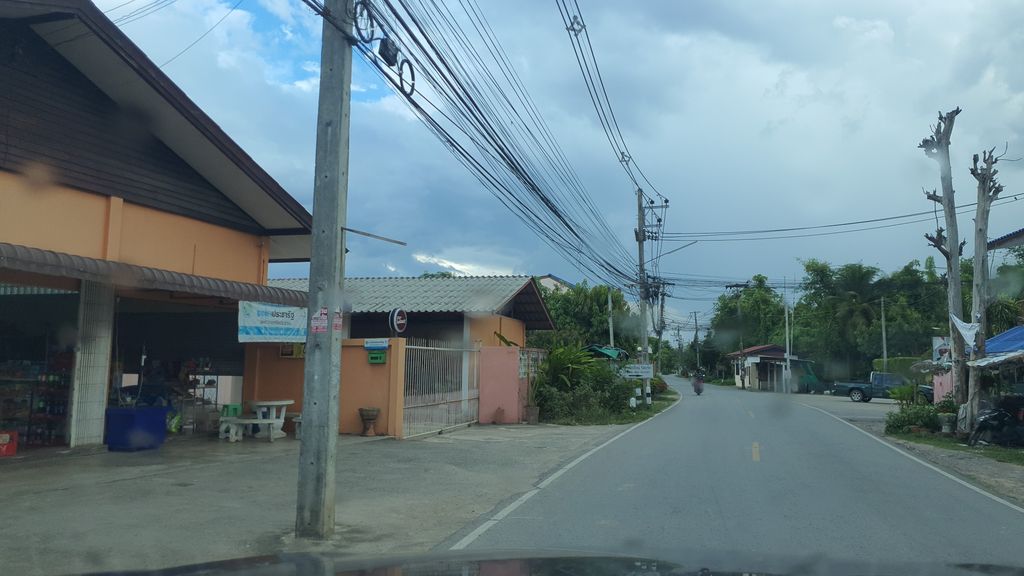 ภาพถนนตรงที่ สวยบิวตี้ สาขา1-พยากน้อย ตั้งอยู่ ถ่ายโดย jrcarlsen พ.ศ. 2564 (2021) · A street-level view of where สวยบิวตี้ สาขา1-พยากน้อย · Suaibioti Sakha1-phayaknoi stands, by jrcarlsen in 2564 (2021)