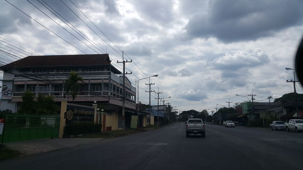ภาพถนนตรงที่ นิ่มเอกเพรส สันป่าตอง ตั้งอยู่ ถ่ายโดย jrcarlsen พ.ศ. 2561 (2018) · A street-level view of where นิ่มเอกเพรส สันป่าตอง · Nimekphret San Pa Tong stands, by jrcarlsen in 2561 (2018)