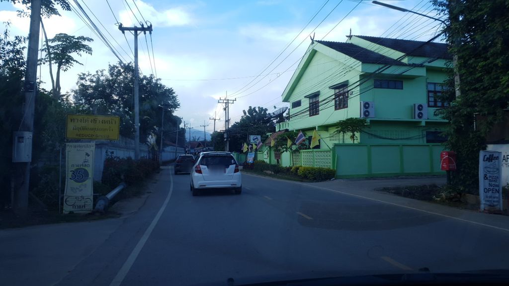 ภาพถนนตรงที่ 63KAFFEE ตั้งอยู่ ถ่ายโดย silamanee พ.ศ. 2561 (2018) · A street-level view of where 63KAFFEE stands, by silamanee in 2561 (2018)