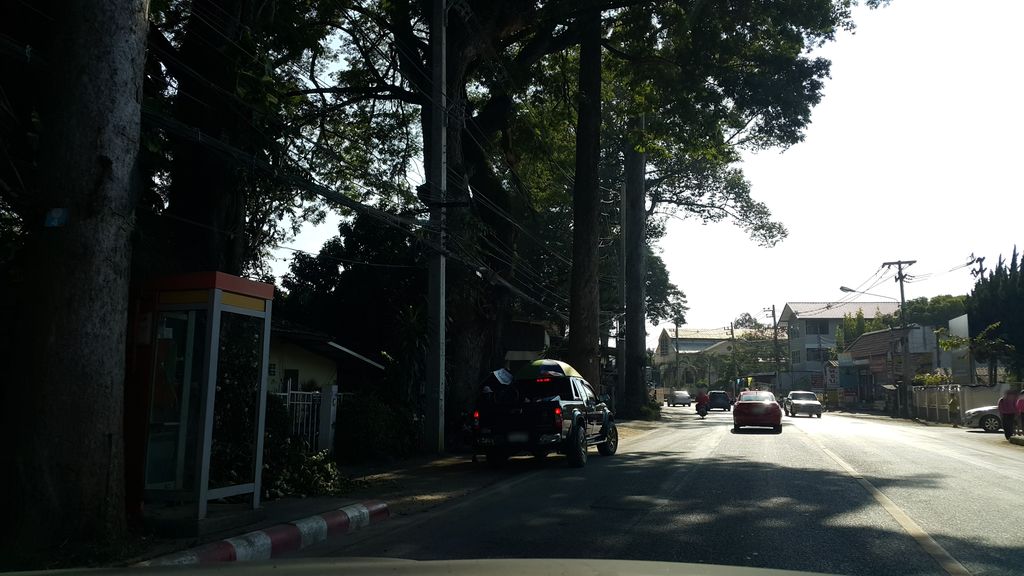 ภาพถนนตรงที่ Chiangmai Foreign Cemetery ตั้งอยู่ ถ่ายโดย jrcarlsen พ.ศ. 2559 (2016) · A street-level view of where Chiangmai Foreign Cemetery stands, by jrcarlsen in 2559 (2016)