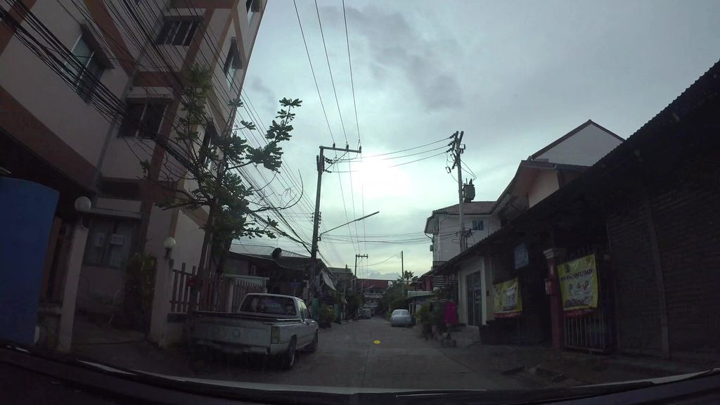 ภาพถนนตรงที่ พระจันทร์ยิ้ม ตั้งอยู่ ถ่ายโดย kaart_3 พ.ศ. 2562 (2019) · A street-level view of where พระจันทร์ยิ้ม · Phra Chan Yim stands, by kaart_3 in 2562 (2019)