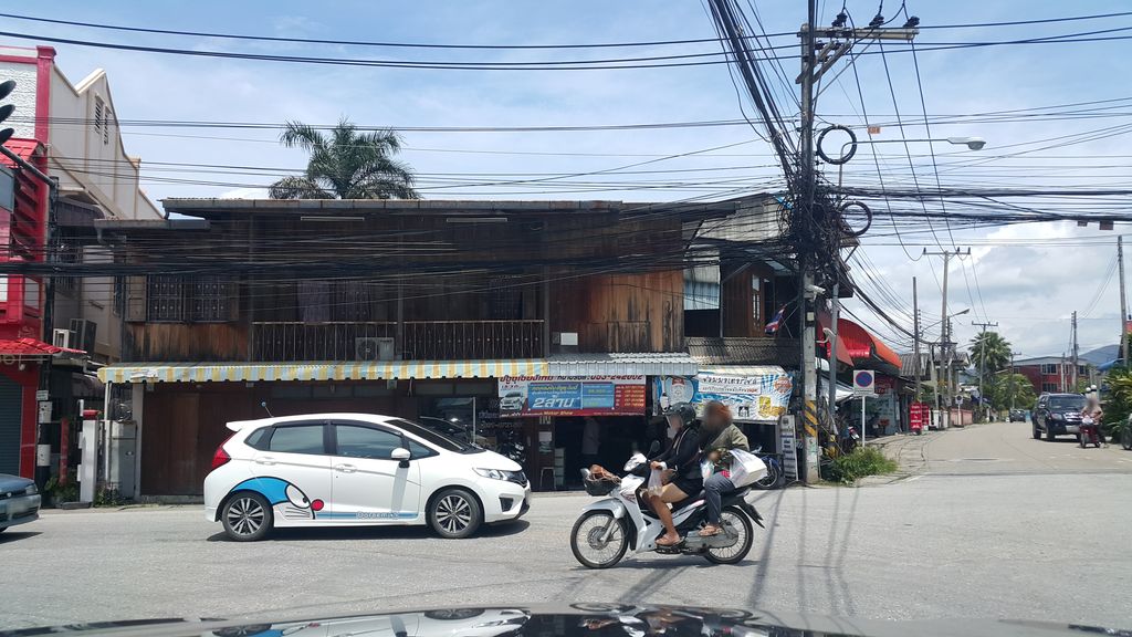 ภาพถนนตรงที่ ตลาดผดุงดอยแดน ตั้งอยู่ ถ่ายโดย jrcarlsen พ.ศ. 2559 (2016) · A street-level view of where ตลาดผดุงดอยแดน · Phadung Doi Daen Market stands, by jrcarlsen in 2559 (2016)