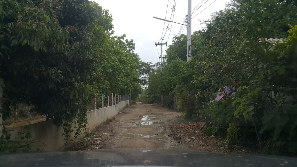ภาพถนนตรงที่ ร้านไชยวุฒิมอเตอร์ ตั้งอยู่ ถ่ายโดย jrcarlsen พ.ศ. 2562 (2019) · A street-level view of where ร้านไชยวุฒิมอเตอร์ · Ran Chaiwuthi Motor stands, by jrcarlsen in 2562 (2019)