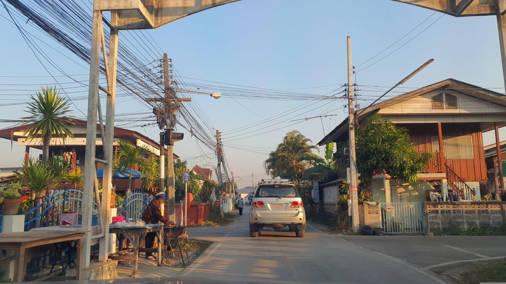 ภาพถนนตรงที่ สถานีปิ้งย่างหม่าล่า ตั้งอยู่ ถ่ายโดย jrcarlsen พ.ศ. 2566 (2023) · A street-level view of where สถานีปิ้งย่างหม่าล่า · Sathani Pingyang Mala stands, by jrcarlsen in 2566 (2023)