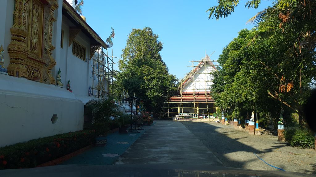 ภาพถนนตรงที่ วัดป่าห้า ตั้งอยู่ ถ่ายโดย jrcarlsen พ.ศ. 2562 (2019) · A street-level view of where วัดป่าห้า · Wat Pa Ha stands, by jrcarlsen in 2562 (2019)