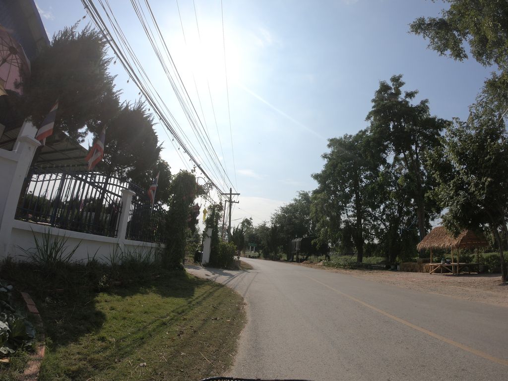 ภาพถนนตรงที่ เทศบาลตำบลชมภู ตั้งอยู่ ถ่ายโดย chanuwath_grab พ.ศ. 2562 (2019) · A street-level view of where เทศบาลตำบลชมภู · Tambon Chomphu Municipality stands, by chanuwath_grab in 2562 (2019)
