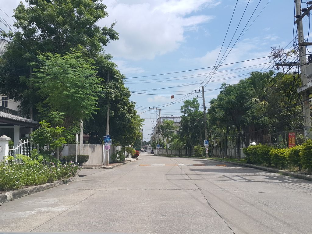 ภาพถนนตรงที่ Robinson Airport Plaza Chiangmai ตั้งอยู่ ถ่ายโดย jrcarlsen พ.ศ. 2558 (2015) · A street-level view of where Robinson Airport Plaza Chiangmai stands, by jrcarlsen in 2558 (2015)