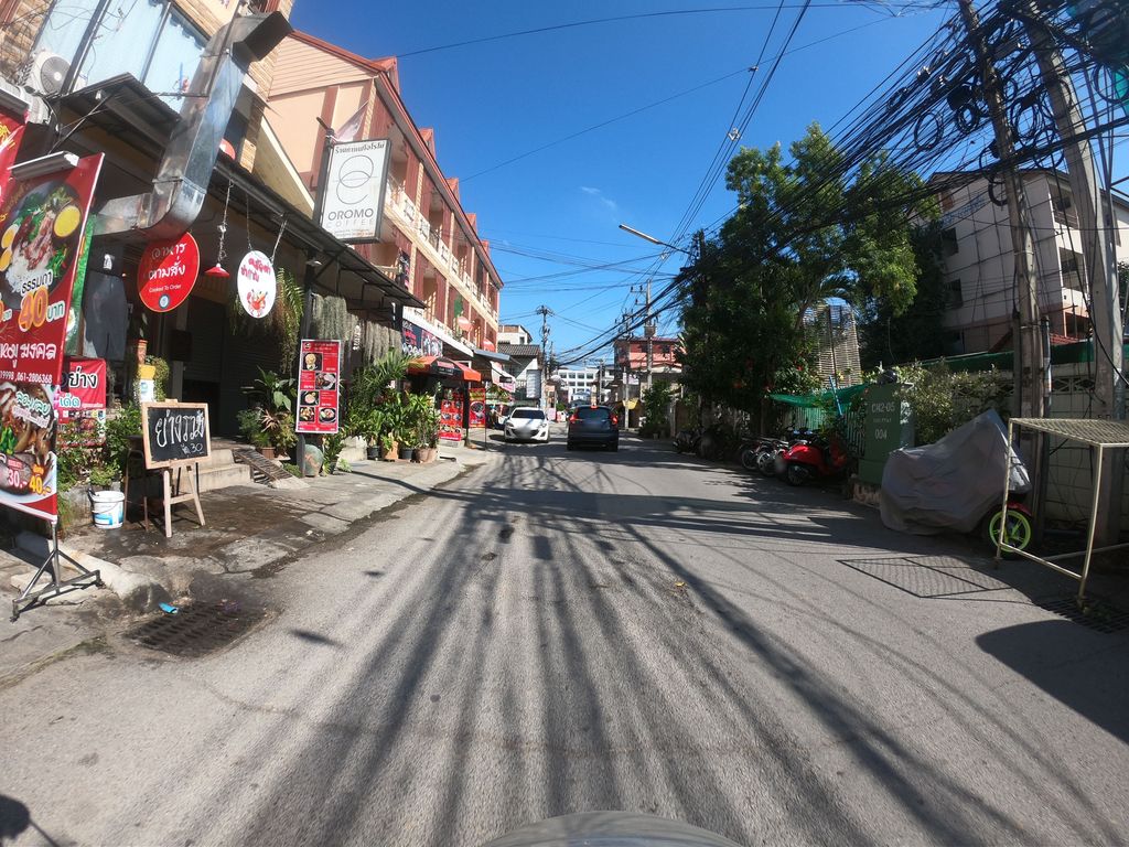 ภาพถนนตรงที่ ธาราดาว ก๋วยเตี๋ยวต้มยำ ตั้งอยู่ ถ่ายโดย chanuwath_grab พ.ศ. 2562 (2019) · A street-level view of where ธาราดาว ก๋วยเตี๋ยวต้มยำ · Tharadao Kuai Tiaotomyam stands, by chanuwath_grab in 2562 (2019)