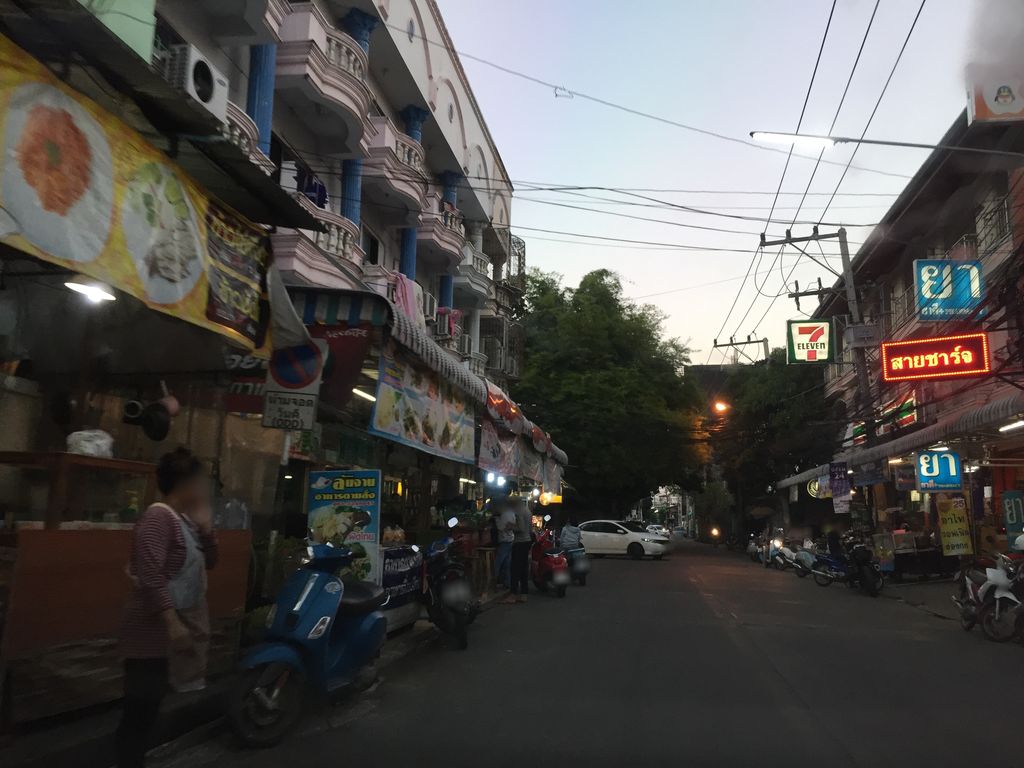ภาพถนนตรงที่ ลีโฟน สันติธรรม ตั้งอยู่ ถ่ายโดย kyoko พ.ศ. 2561 (2018) · A street-level view of where ลีโฟน สันติธรรม · Lifon Santitham stands, by kyoko in 2561 (2018)