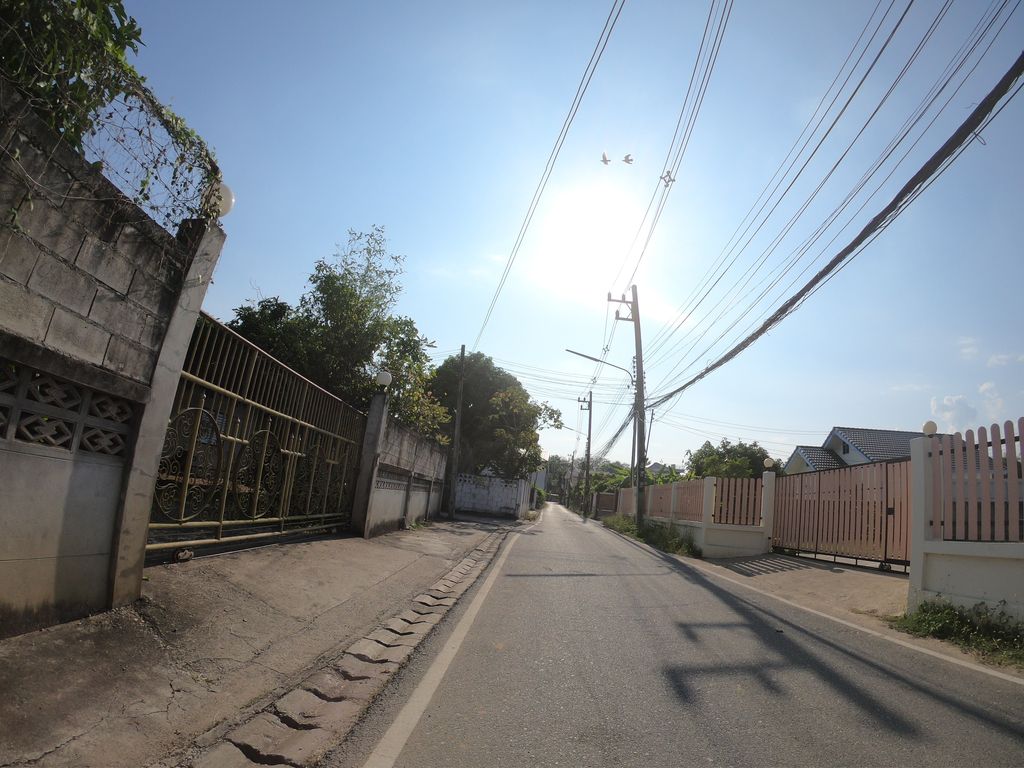 ภาพถนนตรงที่ Prim Cafe ตั้งอยู่ ถ่ายโดย chanuwath_grab พ.ศ. 2562 (2019) · A street-level view of where Prim Cafe stands, by chanuwath_grab in 2562 (2019)