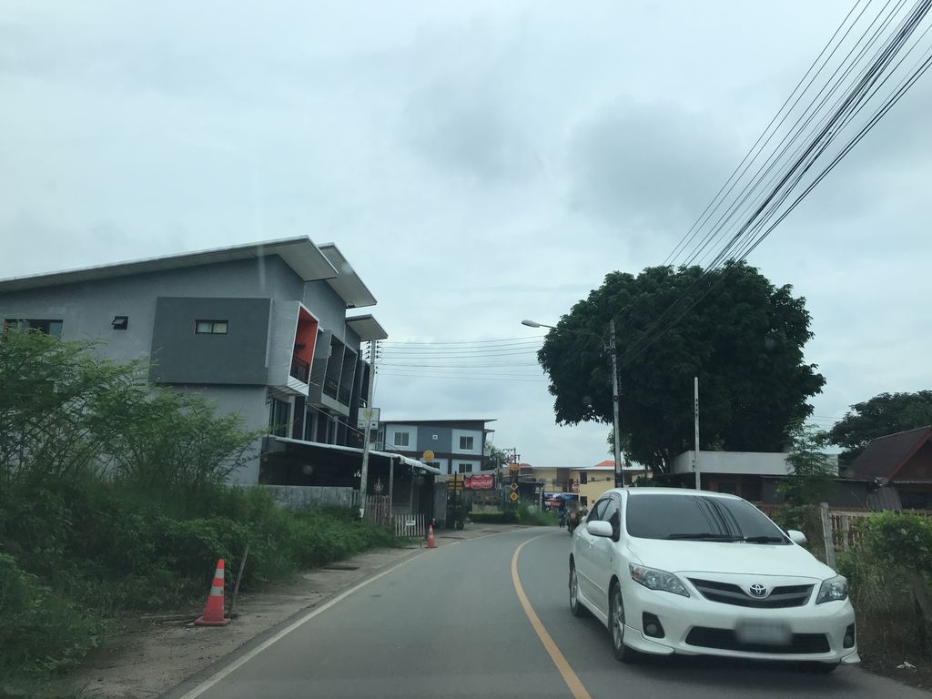 ภาพถนนตรงที่ Juicy Corner ตั้งอยู่ ถ่ายโดย prasert พ.ศ. 2561 (2018) · A street-level view of where Juicy Corner stands, by prasert in 2561 (2018)