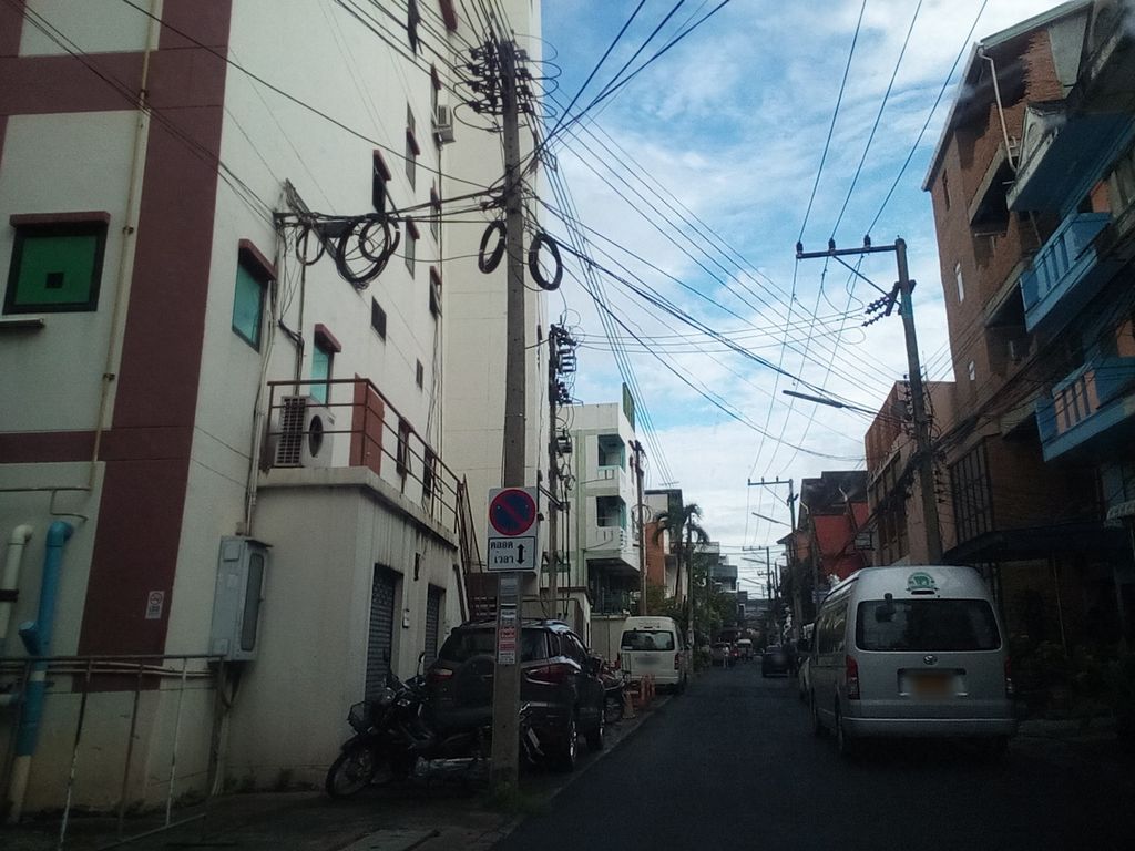 ภาพถนนตรงที่ Tanmonkey Specialty Coffee Chiangmai ตั้งอยู่ ถ่ายโดย kyoko พ.ศ. 2561 (2018) · A street-level view of where Tanmonkey Specialty Coffee Chiangmai stands, by kyoko in 2561 (2018)