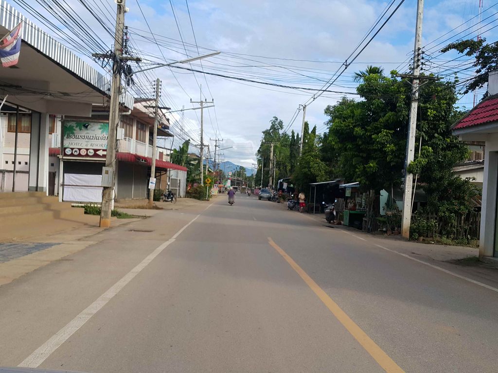 ภาพถนนตรงที่ ร้านพลอยมณีสักคิ้วหกมิติแม่แจ่ม ตั้งอยู่ ถ่ายโดย jrcarlsen พ.ศ. 2558 (2015) · A street-level view of where ร้านพลอยมณีสักคิ้วหกมิติแม่แจ่ม · Ran Phaloi Mani Sakkhio Hok Miti Mae Chaem stands, by jrcarlsen in 2558 (2015)