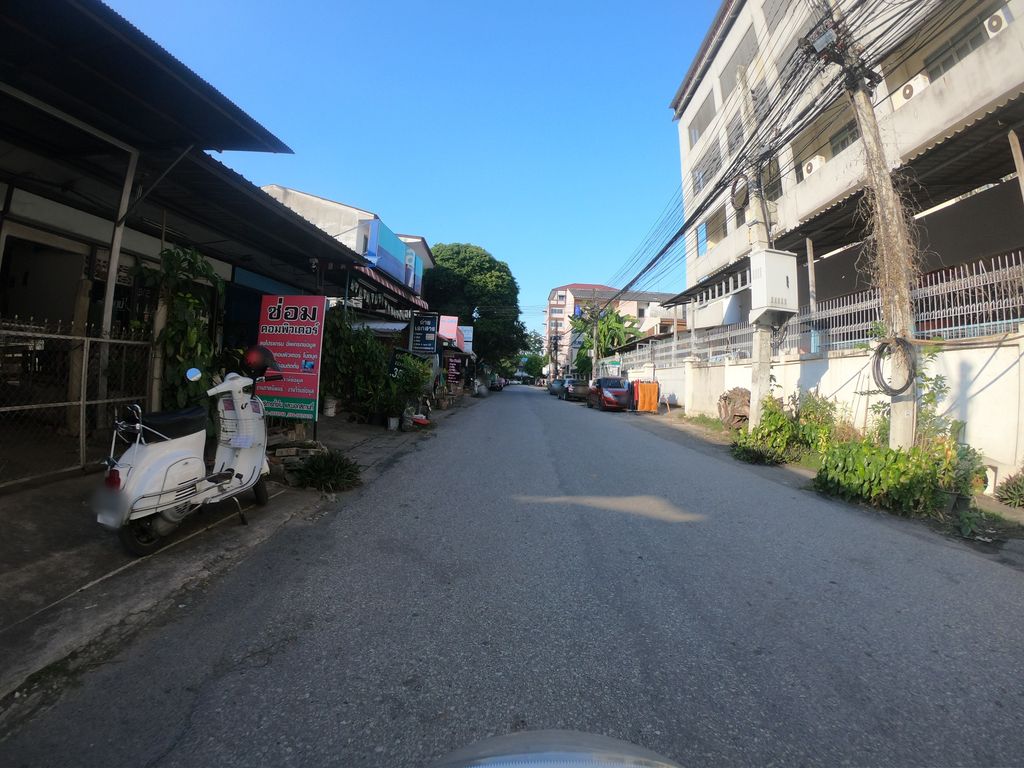 ภาพถนนตรงที่ Gun Barber ตั้งอยู่ ถ่ายโดย chanuwath_grab พ.ศ. 2562 (2019) · A street-level view of where Gun Barber stands, by chanuwath_grab in 2562 (2019)