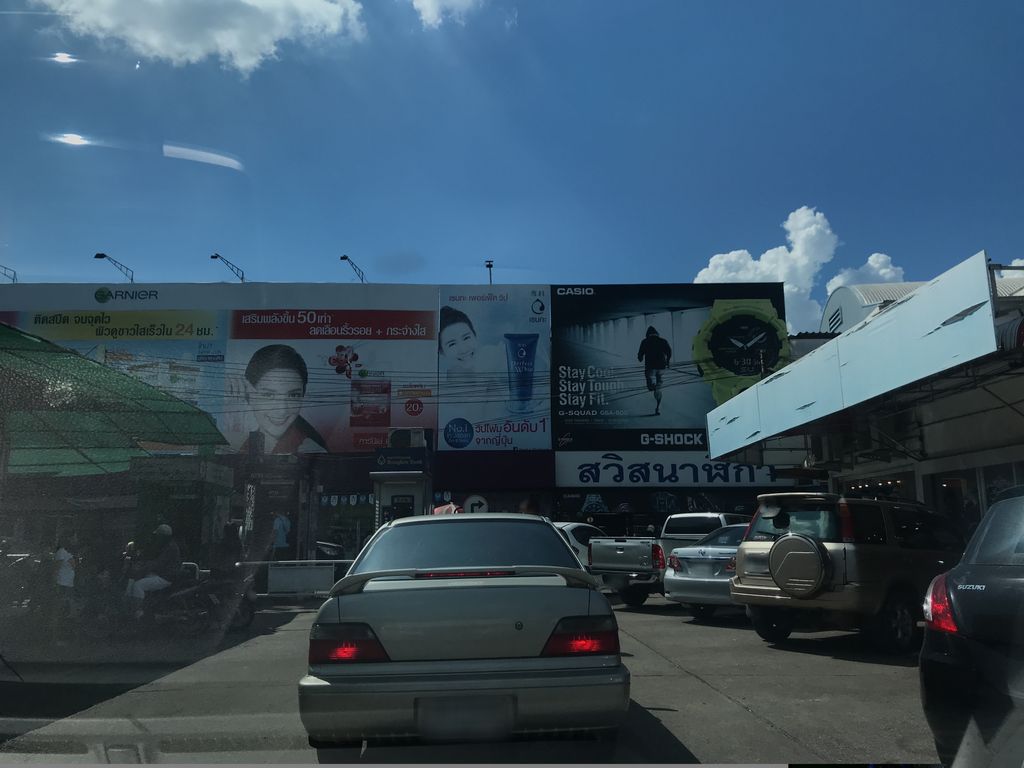 ภาพถนนตรงที่ ลาเบลล์ กาดธานินทร์ ตั้งอยู่ ถ่ายโดย prasert พ.ศ. 2561 (2018) · A street-level view of where ลาเบลล์ กาดธานินทร์ · Laben Kat Thanin stands, by prasert in 2561 (2018)