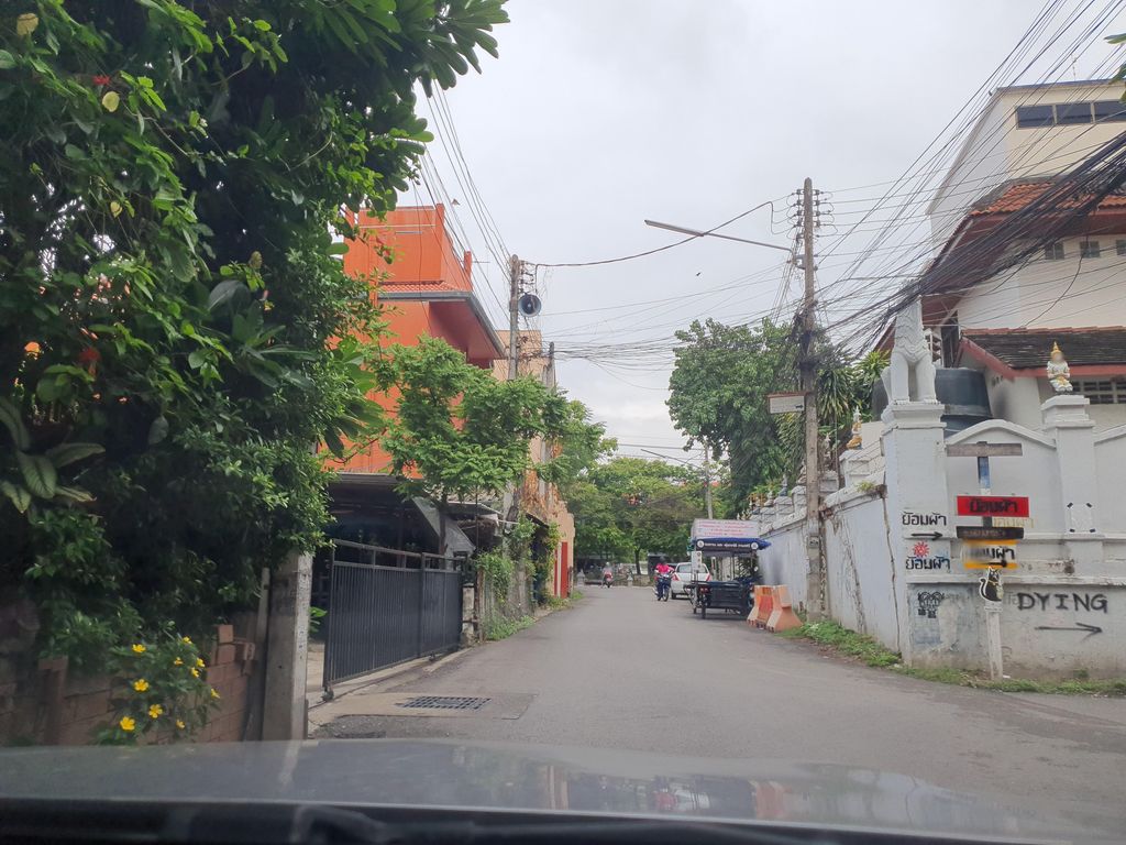 ภาพถนนตรงที่ Omsala ตั้งอยู่ ถ่ายโดย jrcarlsen พ.ศ. 2566 (2023) · A street-level view of where Omsala stands, by jrcarlsen in 2566 (2023)