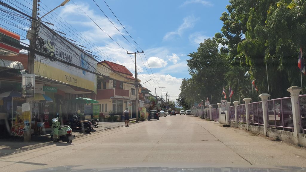 ภาพถนนตรงที่ ชาไข่มุก หน้า รพ.สันป่าตอง ตั้งอยู่ ถ่ายโดย jrcarlsen พ.ศ. 2564 (2021) · A street-level view of where ชาไข่มุก หน้า รพ.สันป่าตอง · Chakhaimuk Na Rop.San Pa Tong stands, by jrcarlsen in 2564 (2021)