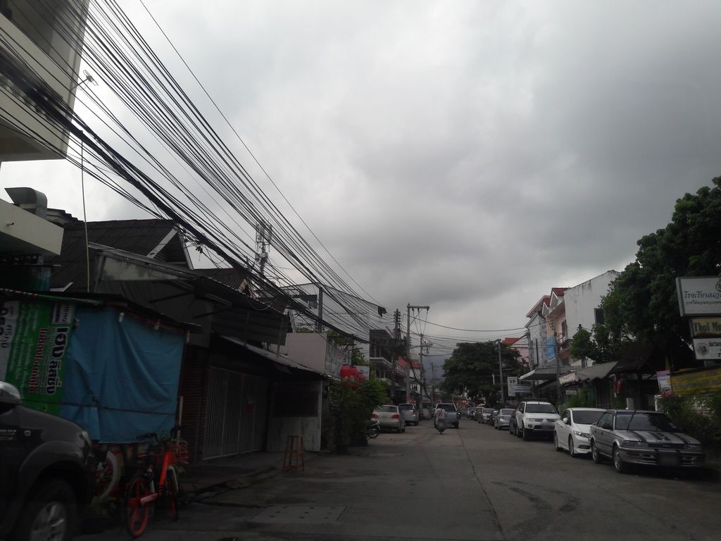 ภาพถนนตรงที่ Cfc ไก่ทอดเชียงใหม่ ตั้งอยู่ ถ่ายโดย superbate พ.ศ. 2561 (2018) · A street-level view of where Cfc ไก่ทอดเชียงใหม่ stands, by superbate in 2561 (2018)
