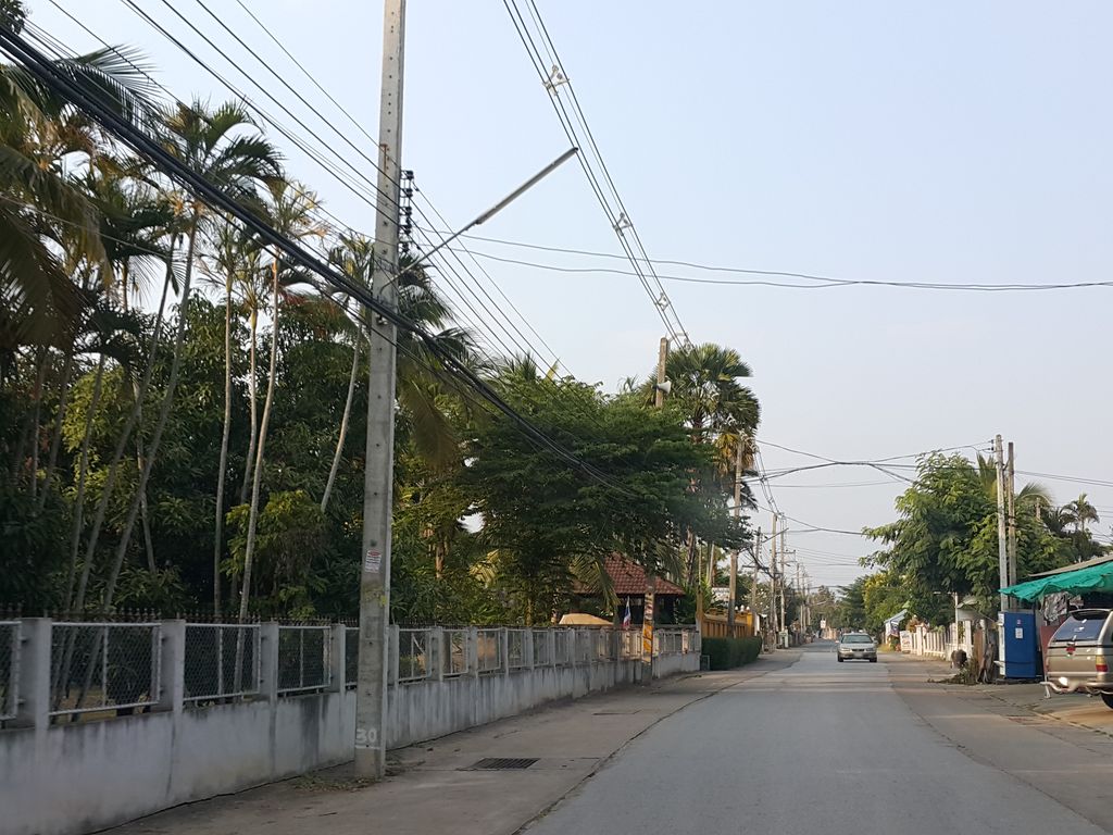 ภาพถนนตรงที่ ไตลื้อลวงเหนือ ตั้งอยู่ ถ่ายโดย jrcarlsen พ.ศ. 2558 (2015) · A street-level view of where ไตลื้อลวงเหนือ · Tai Lue Luangnuea stands, by jrcarlsen in 2558 (2015)