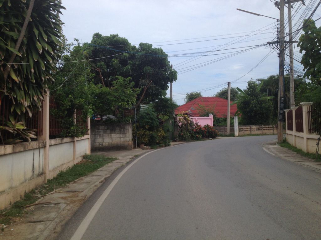 ภาพถนนตรงที่ เสือกลำยำ 20 บาท ตั้งอยู่ ถ่ายโดย jimwatana พ.ศ. 2558 (2015) · A street-level view of where เสือกลำยำ 20 บาท · Sueaklamyam 20 Bat stands, by jimwatana in 2558 (2015)