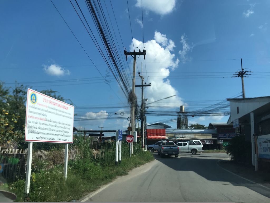 ภาพถนนตรงที่ อนันต์ แบตเตอรี่ แม่ขาน ตั้งอยู่ ถ่ายโดย prasert พ.ศ. 2561 (2018) · A street-level view of where อนันต์ แบตเตอรี่ แม่ขาน · Anan Battery Mae Khan stands, by prasert in 2561 (2018)