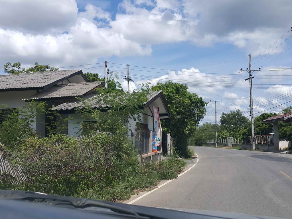 ภาพถนนตรงที่ ไอติมบ้านลุงสิงห์ ตั้งอยู่ ถ่ายโดย jrcarlsen พ.ศ. 2558 (2015) · A street-level view of where ไอติมบ้านลุงสิงห์ · Aitim Ban Lung Sing stands, by jrcarlsen in 2558 (2015)