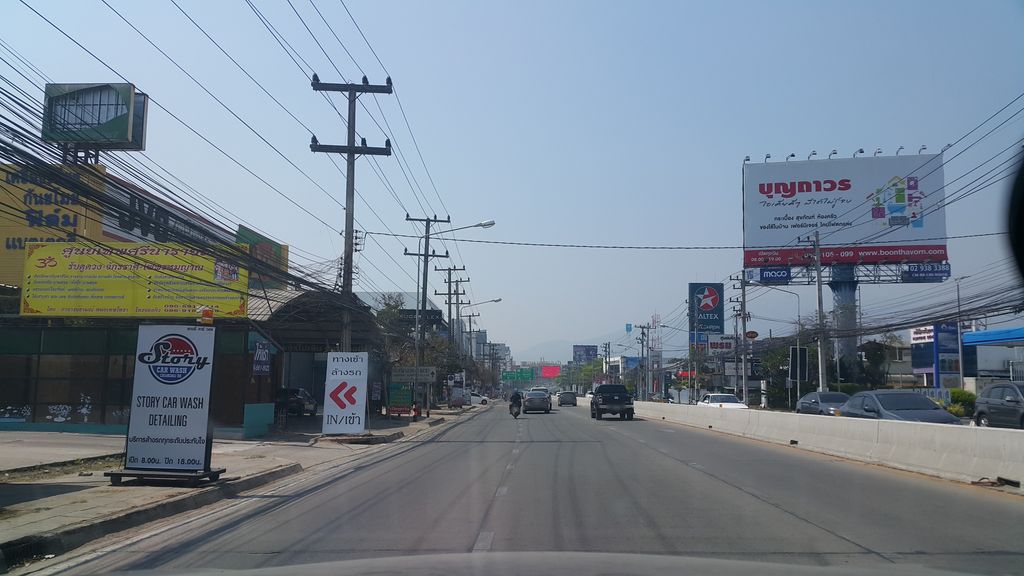 ภาพถนนตรงที่ TaalookOptic ตาลุกออปติก เชียงใหม่ ตั้งอยู่ ถ่ายโดย jrcarlsen พ.ศ. 2562 (2019) · A street-level view of where TaalookOptic ตาลุกออปติก เชียงใหม่ stands, by jrcarlsen in 2562 (2019)