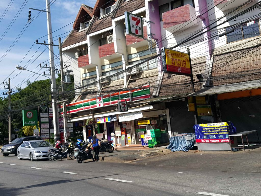 ภาพถนนตรงที่ Galaxy Scooter Shop ตั้งอยู่ ถ่ายโดย jrcarlsen พ.ศ. 2558 (2015) · A street-level view of where Galaxy Scooter Shop stands, by jrcarlsen in 2558 (2015)
