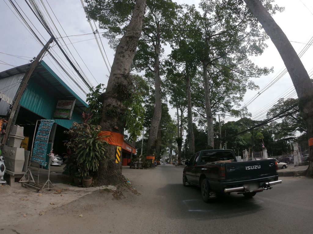 ภาพถนนตรงที่ ศิริเนตรธุรกิจยนต์ ตั้งอยู่ ถ่ายโดย chanuwath_grab พ.ศ. 2562 (2019) · A street-level view of where ศิริเนตรธุรกิจยนต์ · Siri Net Thunkityon stands, by chanuwath_grab in 2562 (2019)