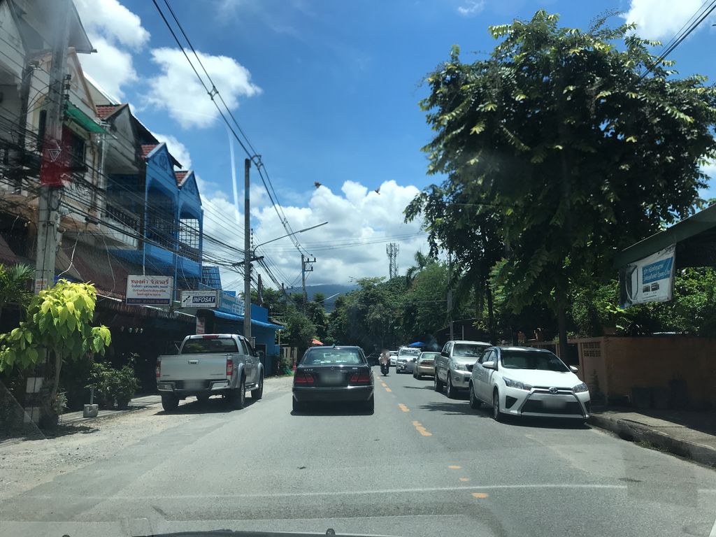 ภาพถนนตรงที่ ร้านสรรค์การเบาะ ตั้งอยู่ ถ่ายโดย prasert พ.ศ. 2561 (2018) · A street-level view of where ร้านสรรค์การเบาะ · Ran Son Kanbo stands, by prasert in 2561 (2018)