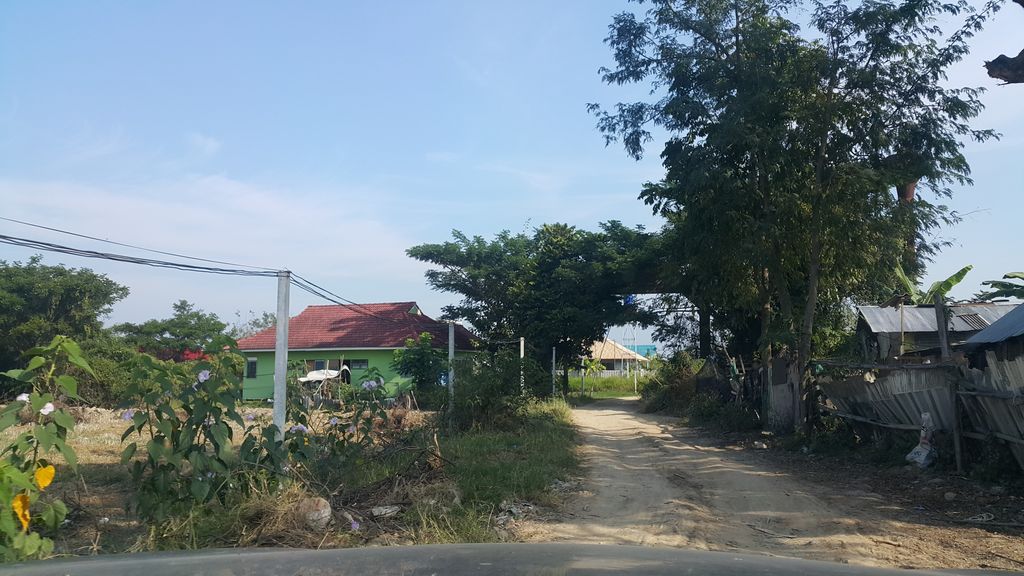 ภาพถนนตรงที่ กัลยาแมนชั่น Kanlaya's mansion ตั้งอยู่ ถ่ายโดย jrcarlsen พ.ศ. 2560 (2017) · A street-level view of where กัลยาแมนชั่น Kanlaya's mansion stands, by jrcarlsen in 2560 (2017)