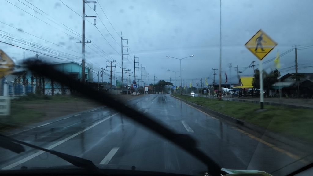 ภาพถนนตรงที่ ร้านชูชาติมิตรเกษตร ตั้งอยู่ ถ่ายโดย charlesano พ.ศ. 2561 (2018) · A street-level view of where ร้านชูชาติมิตรเกษตร · Ran Chu Chati Mitraketta stands, by charlesano in 2561 (2018)