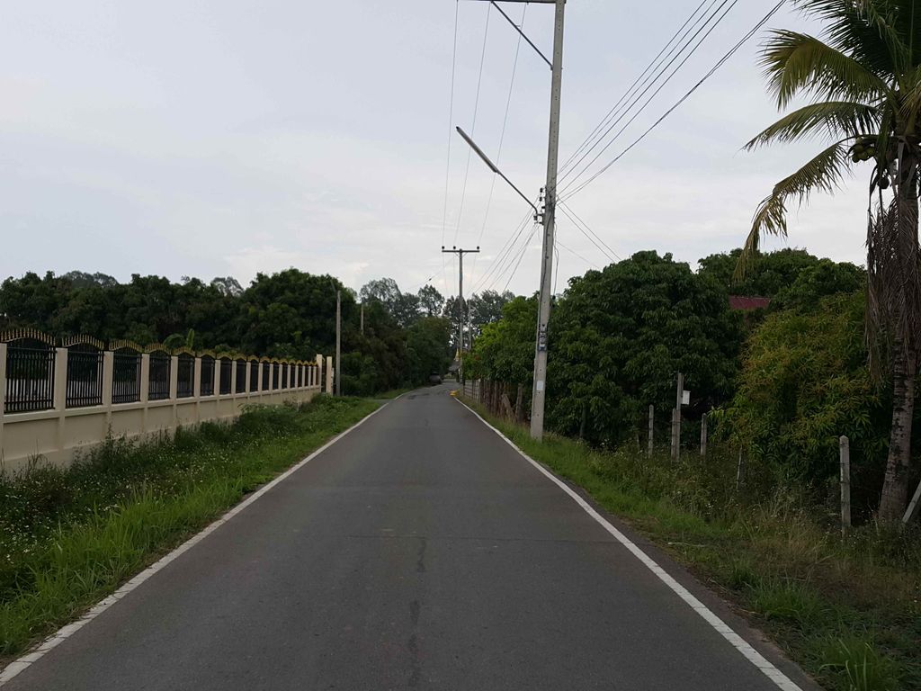 ภาพถนนตรงที่ สองศิลป์การค้า ตั้งอยู่ ถ่ายโดย jrcarlsen พ.ศ. 2558 (2015) · A street-level view of where สองศิลป์การค้า · Song Sin Kankha stands, by jrcarlsen in 2558 (2015)