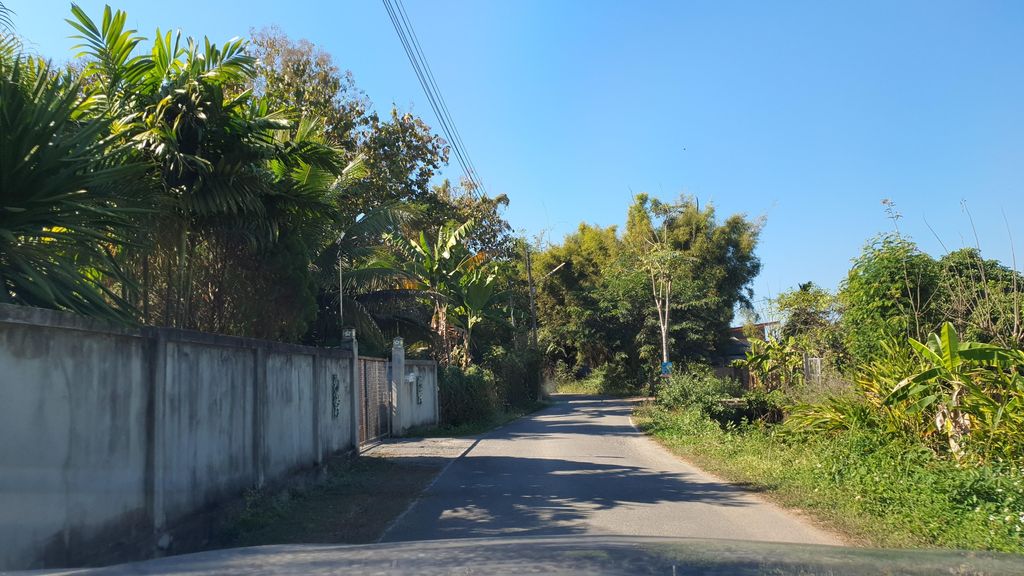 ภาพถนนตรงที่ ลานนาพริกดอง ตั้งอยู่ ถ่ายโดย jrcarlsen พ.ศ. 2565 (2022) · A street-level view of where ลานนาพริกดอง · Lan Na Phrik Dong stands, by jrcarlsen in 2565 (2022)