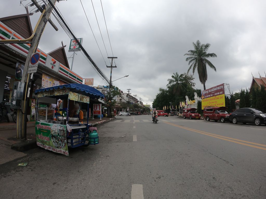 ภาพถนนตรงที่ Bright Nail and Spa ตั้งอยู่ ถ่ายโดย chanuwath_grab พ.ศ. 2562 (2019) · A street-level view of where Bright Nail and Spa stands, by chanuwath_grab in 2562 (2019)