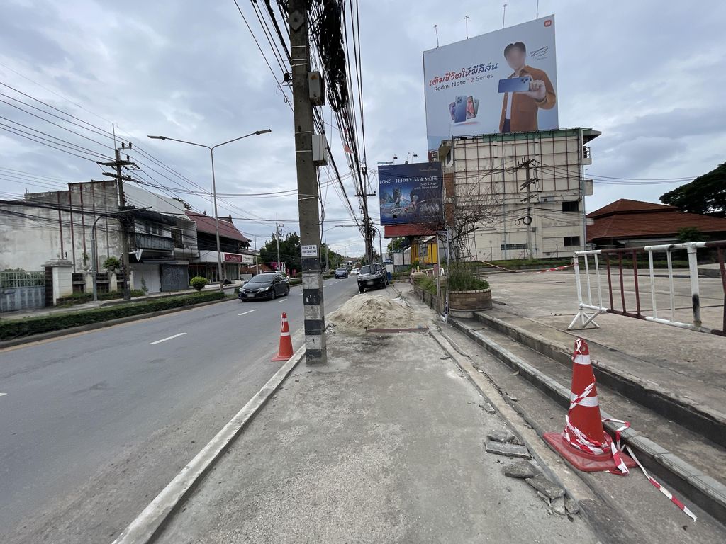 ภาพถนนตรงที่ Watsons ตั้งอยู่ ถ่ายโดย filipb พ.ศ. 2566 (2023) · A street-level view of where Watsons stands, by filipb in 2566 (2023)