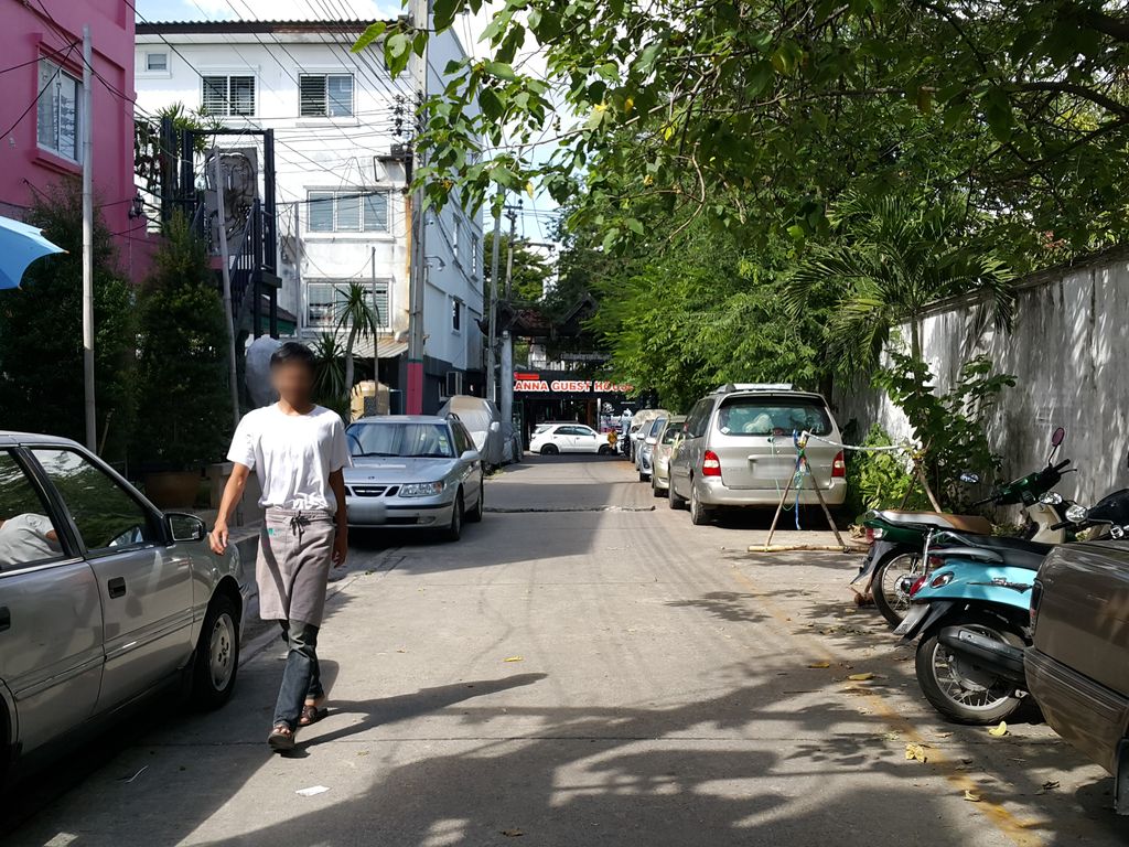 ภาพถนนตรงที่ Kru Sam ตั้งอยู่ ถ่ายโดย jrcarlsen พ.ศ. 2558 (2015) · A street-level view of where Kru Sam stands, by jrcarlsen in 2558 (2015)