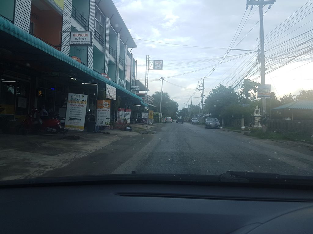 ภาพถนนตรงที่ เรือนชาญทองกร ตั้งอยู่ ถ่ายโดย ekkarin พ.ศ. 2561 (2018) · A street-level view of where เรือนชาญทองกร · Ruean Chan Thong Kon stands, by ekkarin in 2561 (2018)
